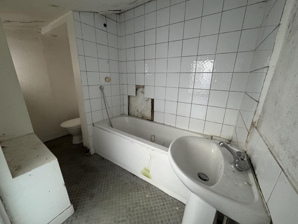 Lot: 130 - TWO-BEDROOM COTTAGE FOR IMPROVEMENT - Bathroom